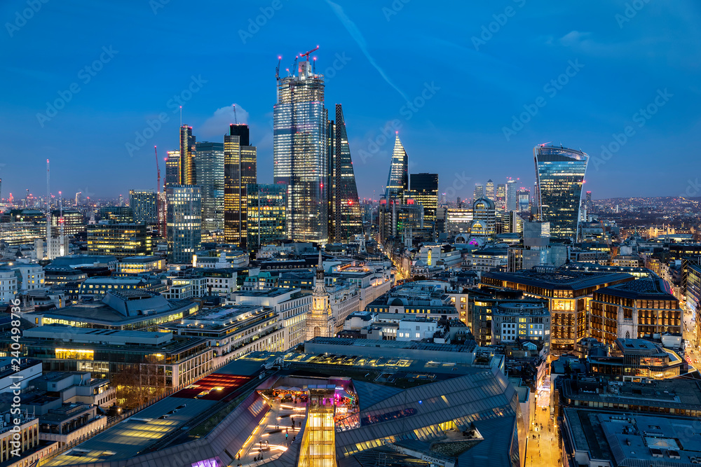 Fototapeta premium Die moderne Skyline der City von London am Abend, Großbritannien