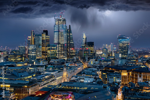 Unwetter über der Skyline der City von London, Finanzbezirk im Herzen der Stadt, Großbritannien