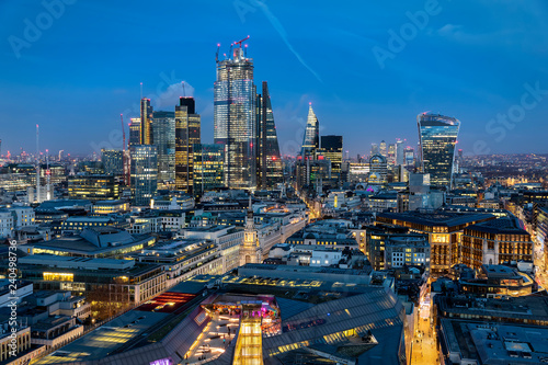 Die moderne Skyline der City von London am Abend, Großbritannien