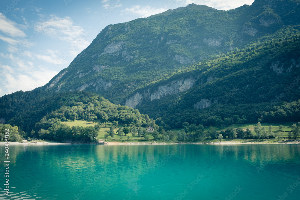 Der blaue Tennosee in Norditalien, Alpen