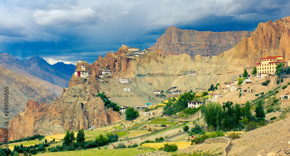 Fototapeta premium Dhankar Gompa - tybetański klasztor buddyjski w dolinie Spiti. Dhankar, Himachal Pradesh, Indie