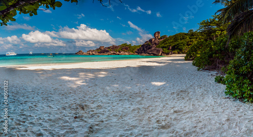 Fototapeta Naklejka Na Ścianę i Meble -  Panorama of a beautiful, empty tropical sandy beach surrounded by lush, green jungle (Similan Islands)