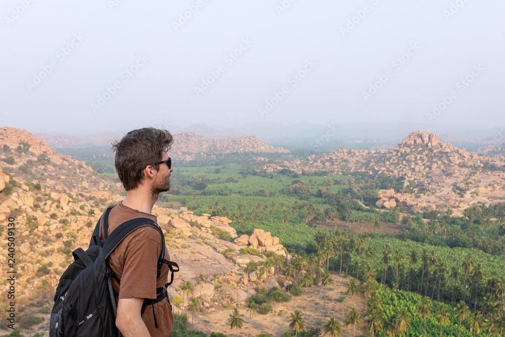 Homme en voyage à Hampi, Karnataka, Inde