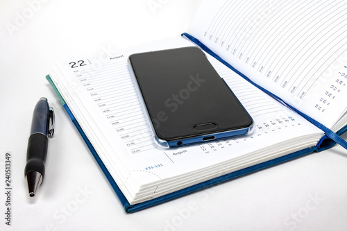 Automatic pen is next to the weekly. Smartphone, lie on the weekly, do not isolate.