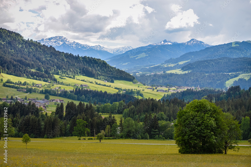 Landschaft mit Blick richtung Brixental in Tirol bei nahendem Gewitter
