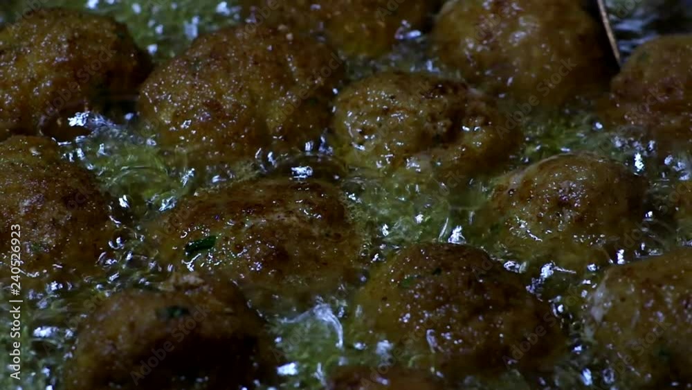 Preparation of meatballs hot oil video Preparation of meatballs hot oil video