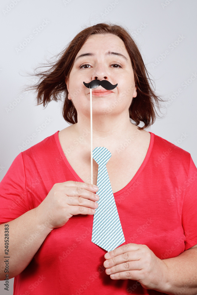 femme ronde drôle portant une moustache et cravate en carton masculin  Photos | Adobe Stock