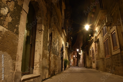 Fototapeta Naklejka Na Ścianę i Meble -  Di notte tra i vicoli di Ortigia, Siracusa-Sicilia