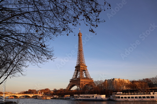 Tour Eiffel à Paris un soir d'Automne © Serge