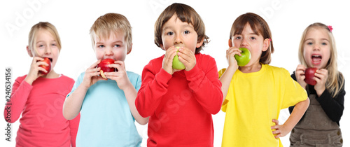 Gesunde Ernährung Gruppe Kinder Apfel Obst Früchte essen isoliert Freisteller freigestellt