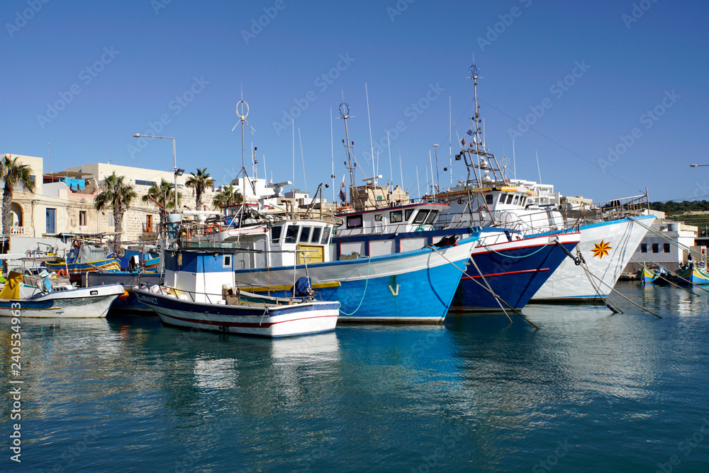 traditionelle, bunte Fischerboote im Hafen von Marsaxlokk