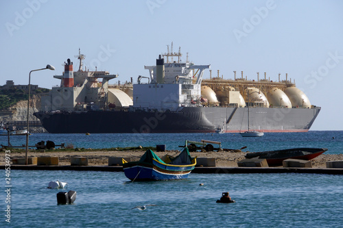 Flüssiggas-Containerschiffe vor dem Kraftwerrk Delimara photo