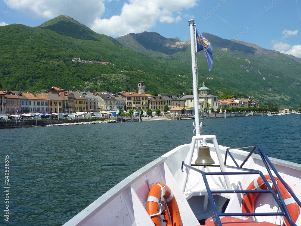 Das Ausflugsboot läuft auf das Städtchen Cannobio am Westufer des Lago
