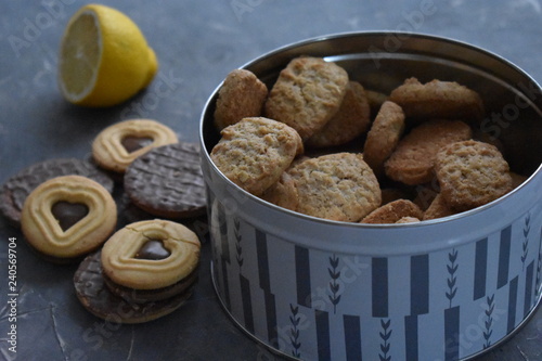 Caja metalica con galletas, galletas de chocolate, limón  photo