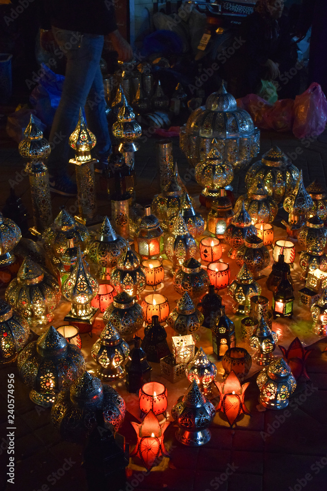 Orientalne lampy na targu w maroko - obrazy, fototapety, plakaty 
