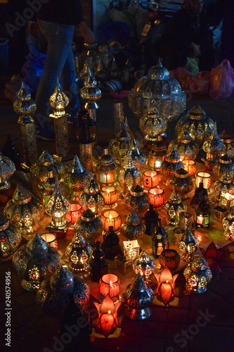 Orientalne lampy na targu w maroko