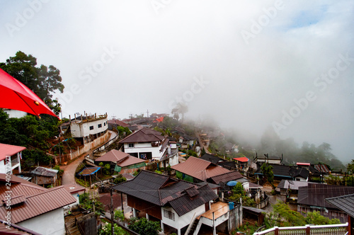 Ausblick vom Balkon auf ein in Wolken verschwundenes Dorf - Thailand