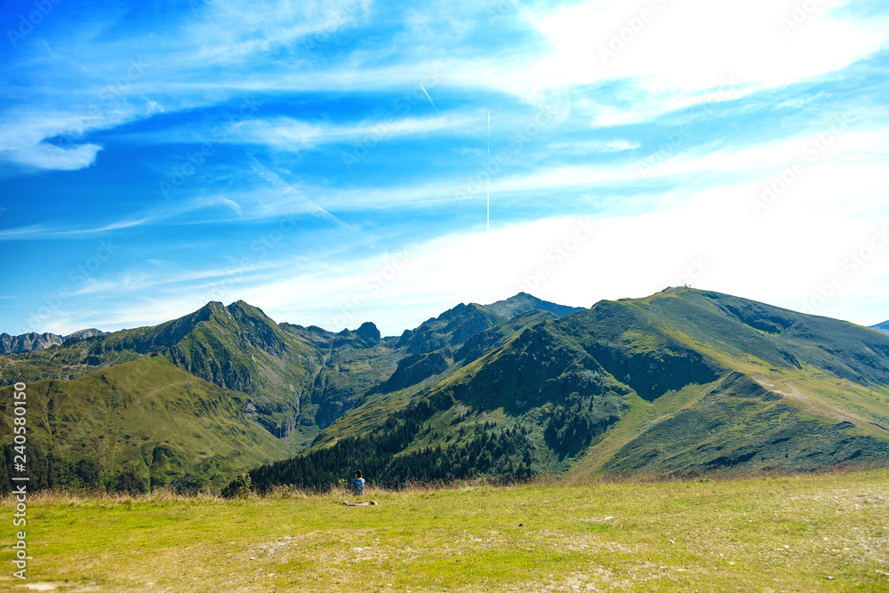 Paysage,vue sur les pistes et montagnes autour de la station de ski Guzet-neige en été. Couserans-Pyrénées,valée d'Ustou,Ariège,Occitanie,France.