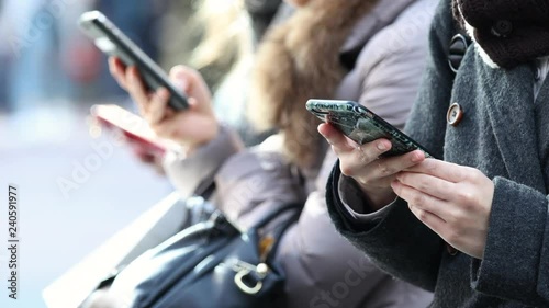 スマートフォンを操作する若い女性の手元