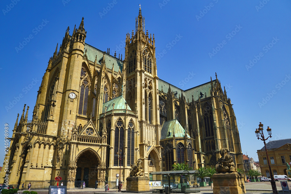 Dom Kathedrale von Metz/Frankreich und strahlend blauer Himmel