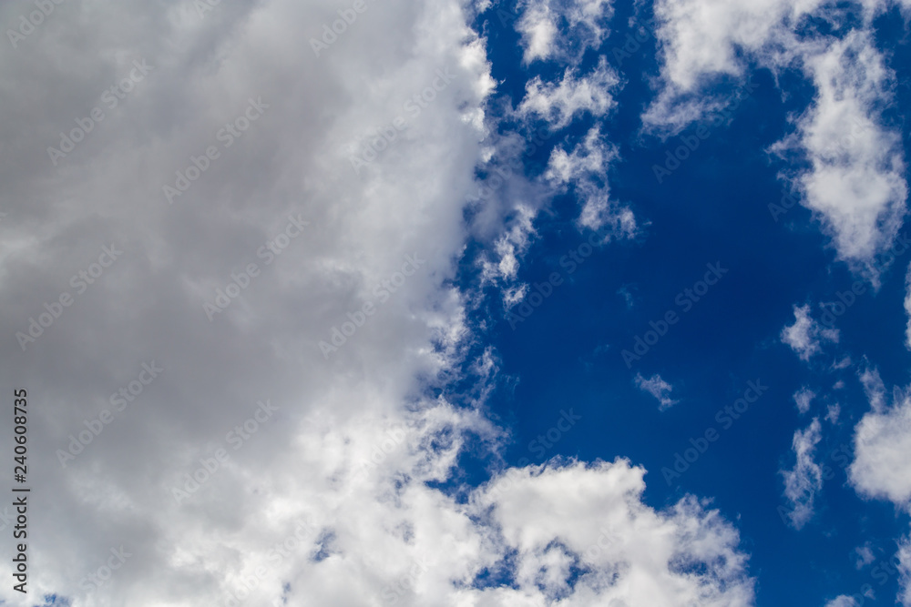 Obraz premium Clouds against blue sky as abstract background