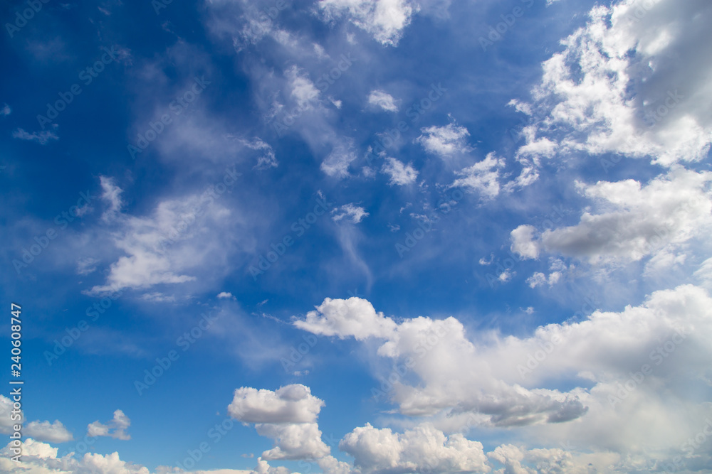 Obraz premium Clouds against blue sky as abstract background