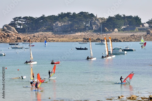 Cours de l'école de voile à Port-Blanc Penvénan en Bretagne photo