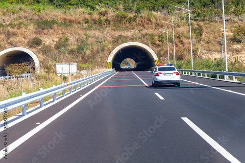 高速 スピード 覆面 パトカー 煽り 運転 交通 違反 渋滞 帰省 ゴールデン お盆 罰金 サービス Stock Photo Adobe Stock