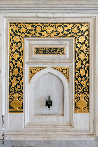 Fototapeta Naklejka Na Ścianę i Meble -  Istanbul - Palais Topkapı - Fontaine de la salle d'audience