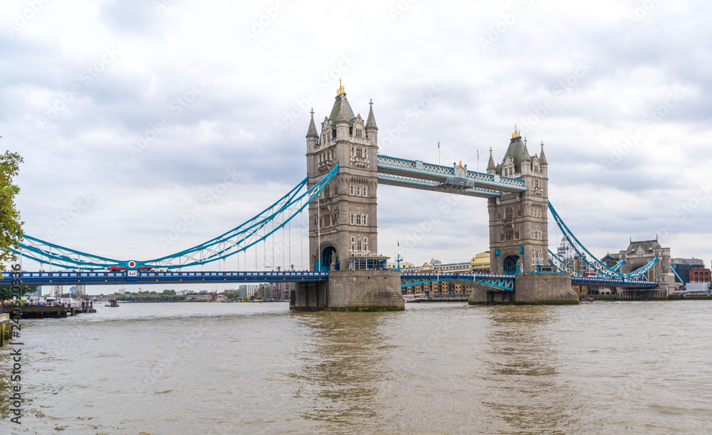 Fototapeta premium tower bridge on the river thames in london