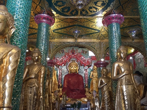 Buda en la Shwedagon Pagoda, Yangon, Myanmar