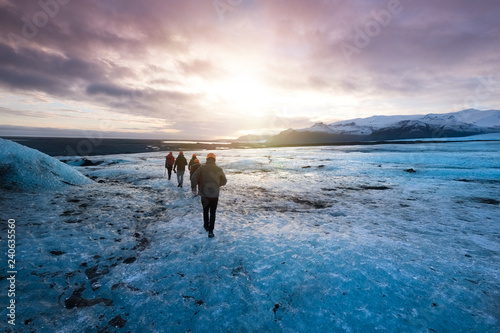 glacier iceland islande randonnée marcheur marcher glace guide découvrir froid paysage photo