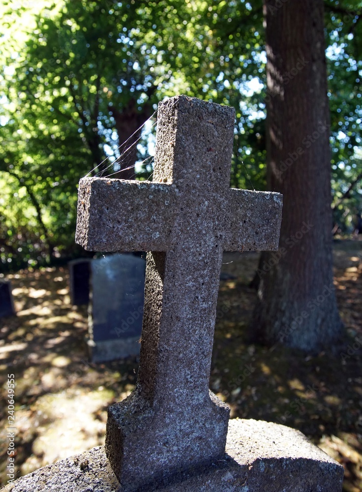 Altes Grabkreutz auf einem Friedhof Altes Grabkreutz auf einem Friedhof