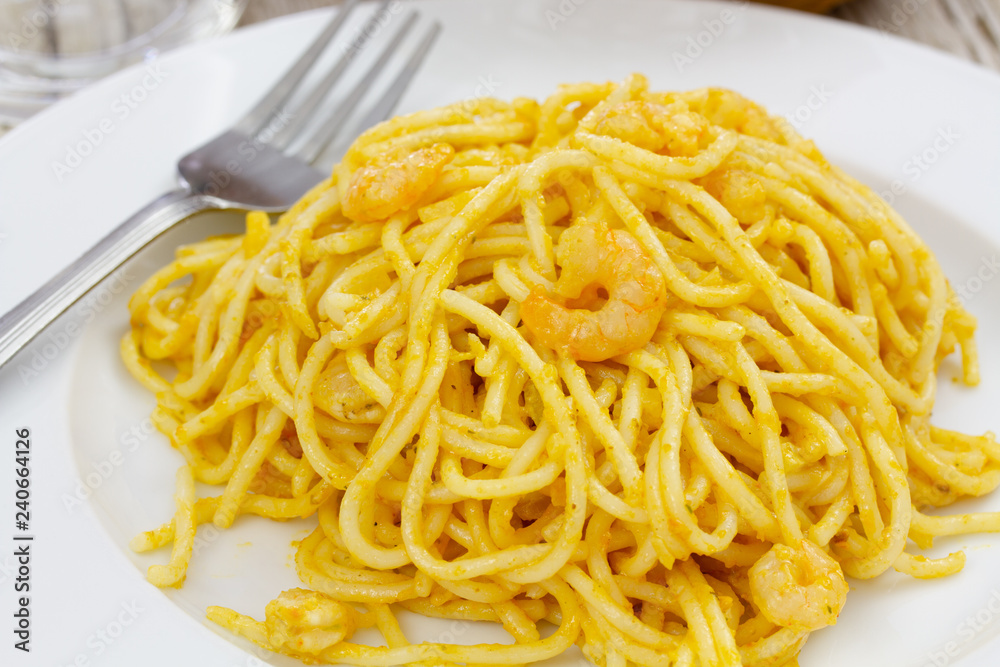 pâtes au saumon et crevettes pâtes au saumon et crevettes