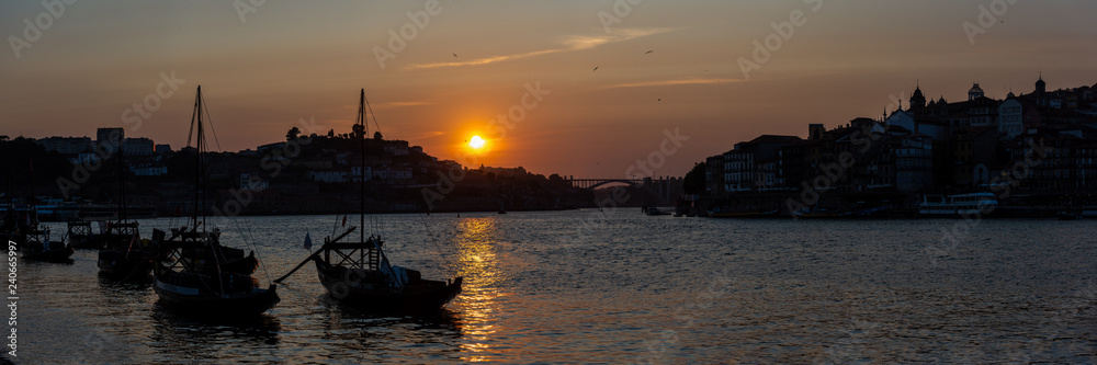 Naklejka premium Zachód słońca w Porto