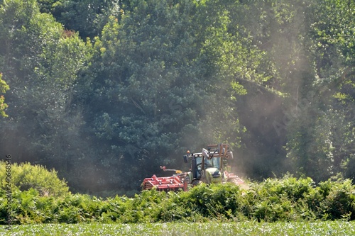 Tracteur au travail dans un champ en Bretagne