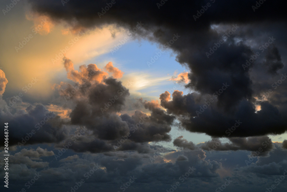 Fototapeta premium Break in the stormy clouds