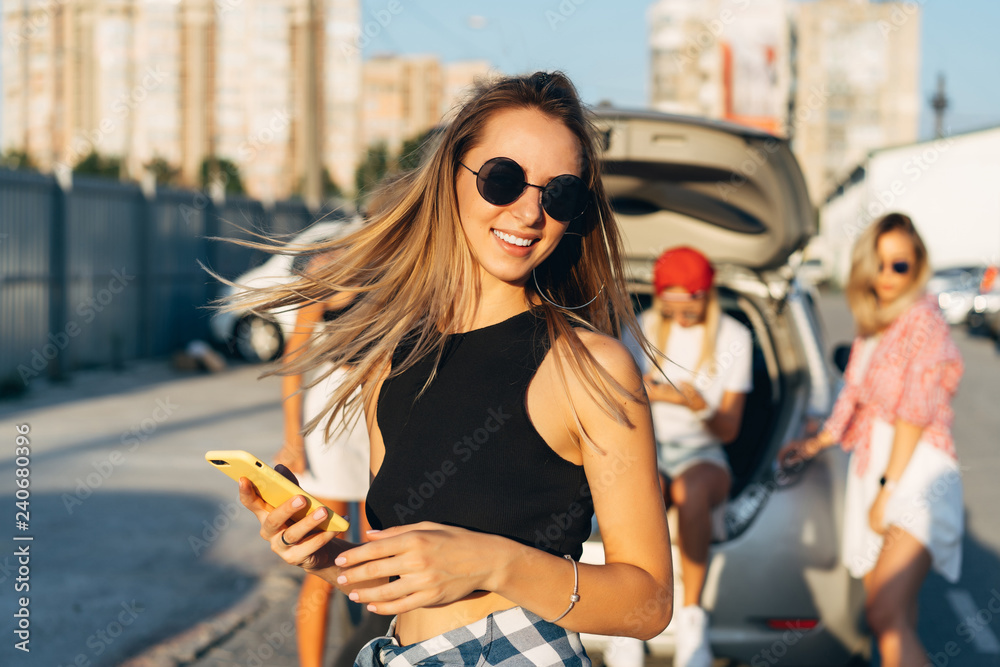 Obraz premium Beautiful young girl in sunglasses posing for the camera.