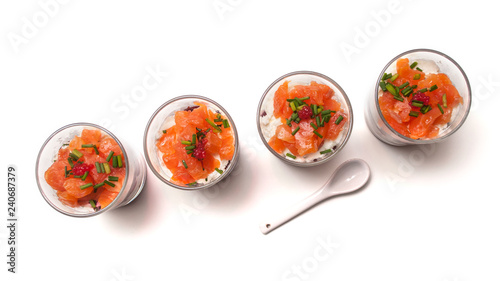 Foto closeup of  salmon appetizers in little glasses on top view on white background