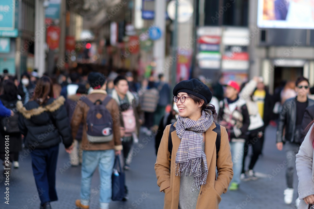 大阪の観光を楽しむ女性