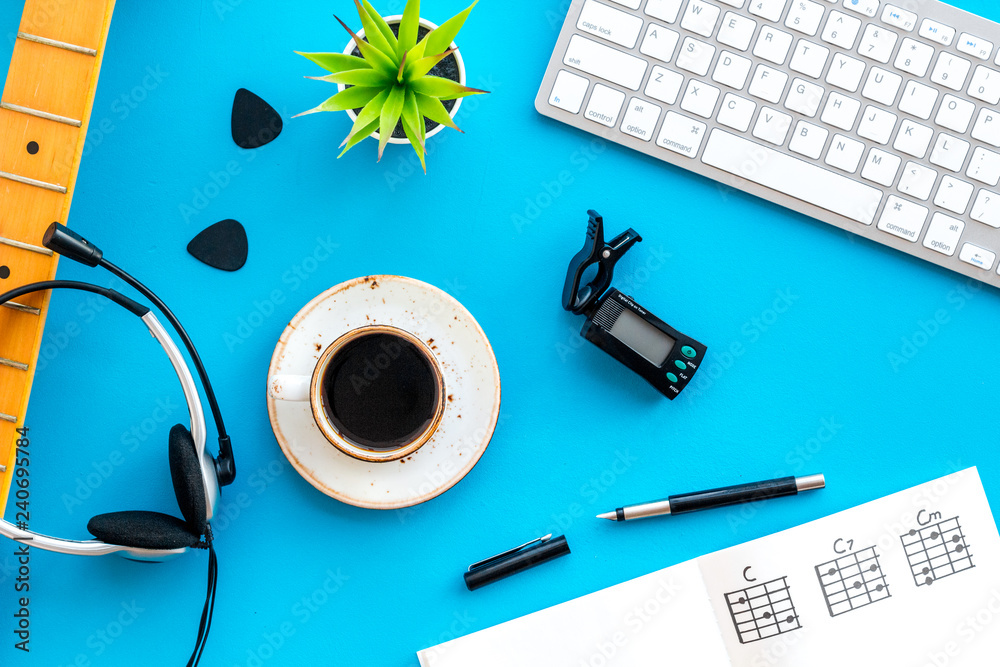 Headphone with paper note, keyboard and coffee in music studio for dj or musician work blue background top view - obrazy, fototapety, plakaty 