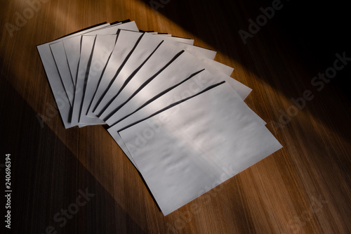 Folhas de Papel Sulfite em branco com a luz do sol photo