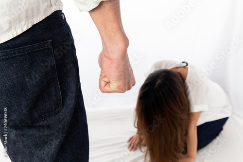 拳を握る男性に怯える女性
