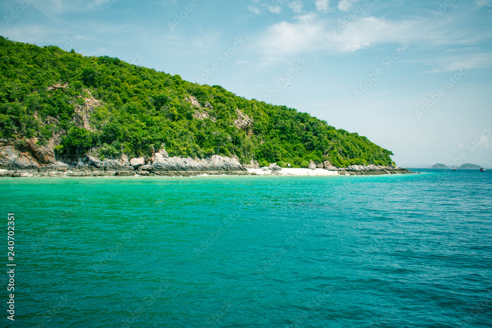 Fototapeta premium Thailand island, Beautiful green blue sea and island at Samaesarn Island.