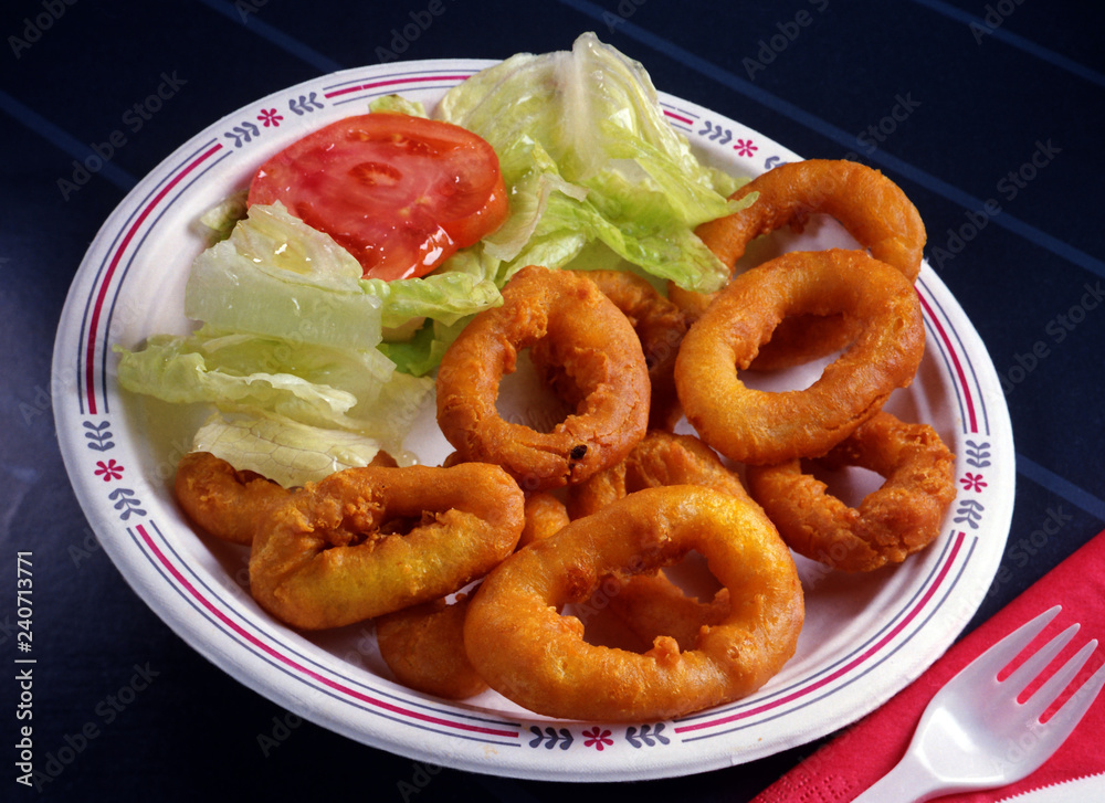 Plato de calamares a la romana y ensalada. Plato de calamares a la romana y ensalada.