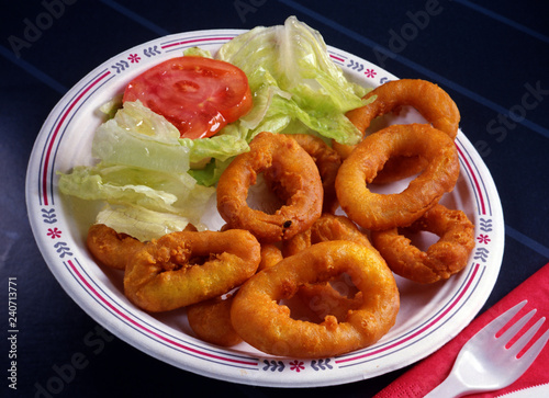 Принти на полотні Plato de calamares a la romana y ensalada.