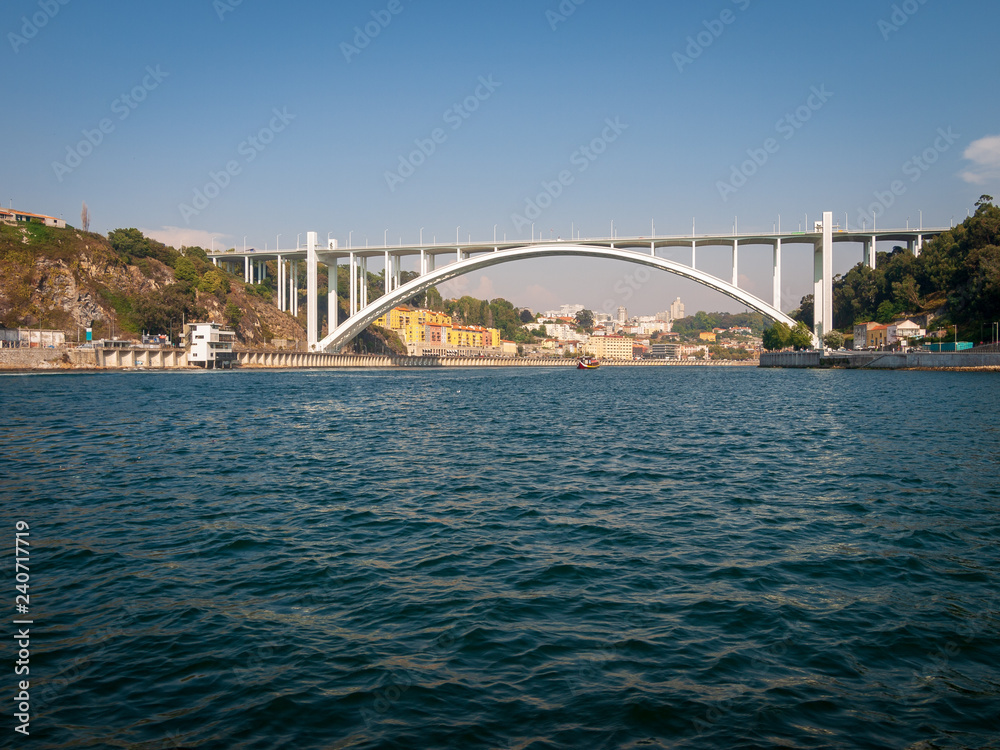 Blick auf die Brücke Ponte da Arrábida