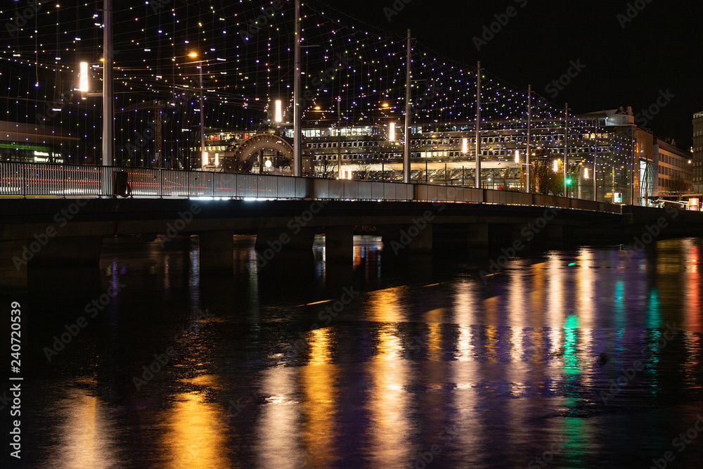 Seebrücke in Weihnachtsbeleuchtung, Luzern, Schweiz