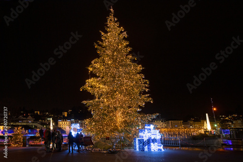 Beleuchteter Weihnachtsbaum beim KKL  Luzern  Schweiz