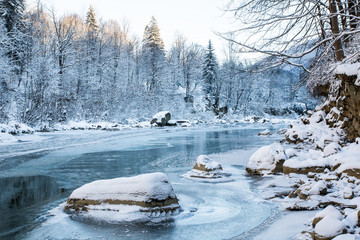 Papier peint photo Rivière Rivière gelée en forêt d'épicéas enneigée  © AlexR